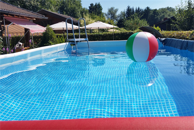 Schwimmbad mit aufblasbarem Ball